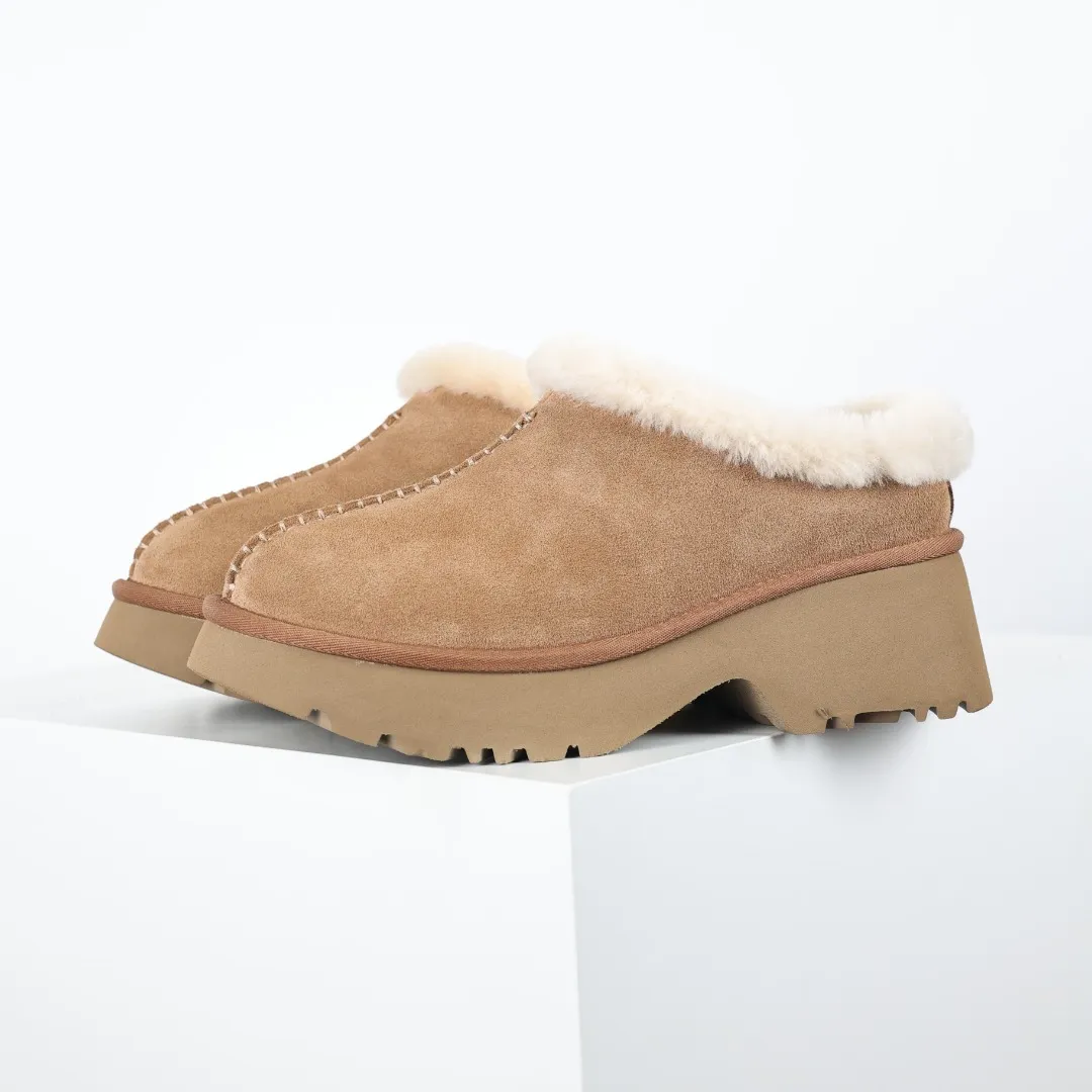 Pick up locally 💰560 Core recommended good price It is a very suitable choice for home use. In recent years, uug has launched a series of styles, which are partially geared towards the preferences of young consumers and have also moved to the forefront of fashion trends. Shoe body material: water-repellent coated suede upper, 17 mm UGGPURE™ implantable wool insole, lightweight non-slip and comfortable rubber outsole, with brand LOGO and trademark, with full packaging Size: 35 36 37 38 39 40